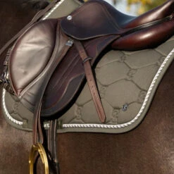 2022 PS Of Sweden Signature Cotton Jump Saddle Pad 1110-026 - Forest Green -Equestrian Sports Store 5643 202220PS20Of20Sweden20Signature20Cotton20Jump20Saddle20Pad201110 02620 20Forest20Green20Close20Up.700x700