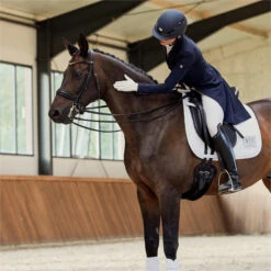 2023 Eskadron Highgloss Peacock Saddle Cloth 214731 544 - White Colour White -Equestrian Sports Store 6273 202320Eskadron20Highgloss20Peacock20Saddle20Cloth202147312054420 20White20Lifestyle202.700x700