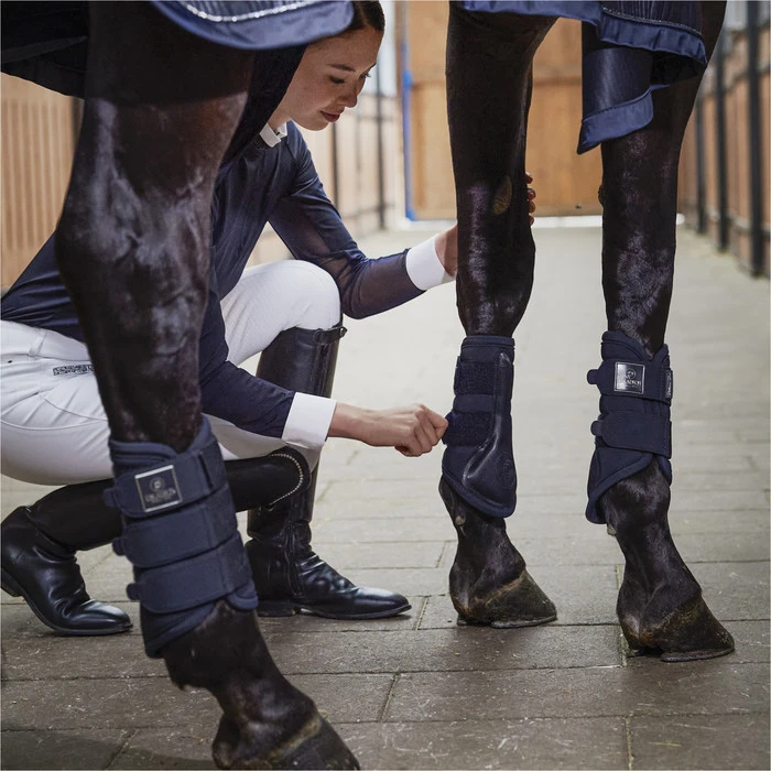 2023 Eskadron Satin Cloud Saddle Cloth & Softshell Tendon Boots Bundle 218031555031 - Navy 4 2023 Eskadron Satin Cloud Saddle Cloth & Softshell Tendon Boots Bundle 218031555031 - Navy - Image 4