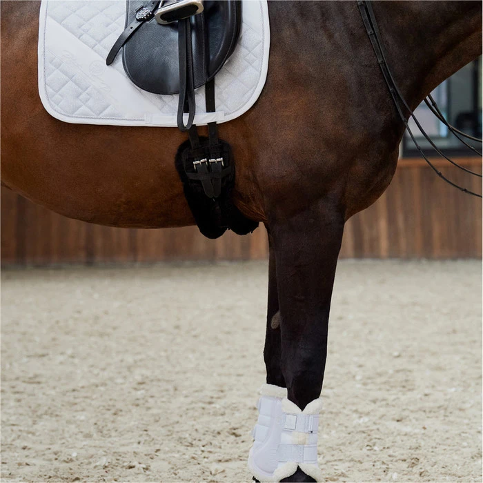 2023 Eskadron Glossy Crystal Saddle Cloth & Mesh Evo-Wool Tendon Boots Bundle 218131555131 - White 6 2023 Eskadron Glossy Crystal Saddle Cloth & Mesh Evo-Wool Tendon Boots Bundle 218131555131 - White - Image 6