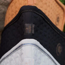 2023 Eskadron Platinum Softshell Saddle Cloth 215539520310 - Black Colour Black -Equestrian Sports Store 6576 202320Eskadron20Platinum20Softshell20Saddle20Cloth2021553952031020 20Black20Lifestyle201.700x700