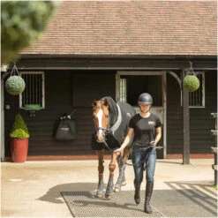 Equilibrium Magnetic Rug With Neck - Black 15 Equilibrium Magnetic Rug With Neck - Black -Equestrian Sports Store Equilibrium Magnetic Rug with Neck Black 8.700x700